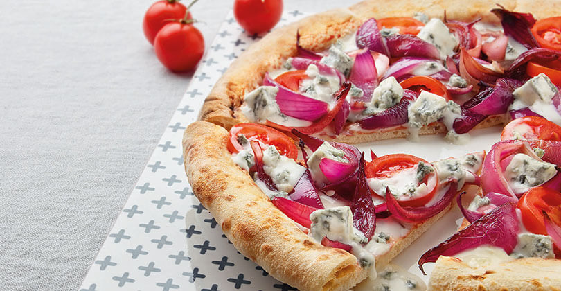 Pizza met Gorgonzola, rode uien en tomaatjes