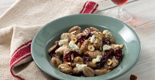 Gnocchi met Gorgonzola BOB-saus, roodlof, hazelnoten en tijm